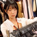 接客中に顔を紅潮させながら感じまくるバイト娘15 古着屋の敏感娘