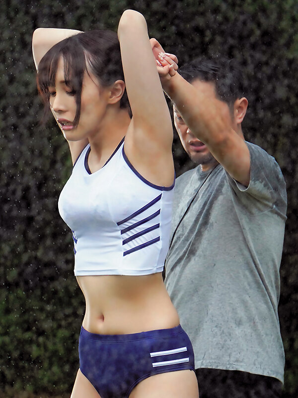 雨に打たれながら練習する女子陸上部員の濡れ髪透け乳に勃起を隠せずどしゃ降りのグラウンドでずぶ濡れハメしまくった雨続きの夏合宿 白石もも