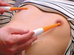 家に転がり込んできた母のクズ彼氏に毎夜しつこく乳首をシコられ続けイヤイヤイクイク早漏体質に仕込まれた女子〇生 赤名いと