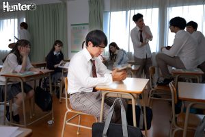 ボッチがビッチに下剋上 言いなりスプレーでムカつく女子たちを完全支配！