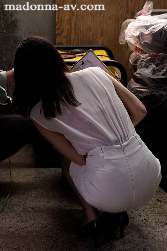 女上司、出張先で恥辱に揺れる中出し電車痴● 吉澤友貴