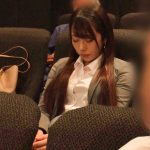 映画館のレイトショーでうたた寝するお疲れ気味OLを拘束してブランケットの中のねっとり粘着手淫でサイレント失禁イキさせる