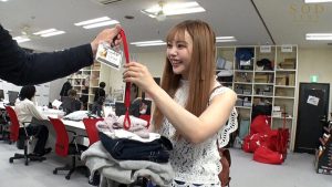 SOD本社で一日AD体験！ 制作部アシスタントディレクターになった小倉由菜が知り合い訪問者を目の前にずっとハメっぱなし辱め業務