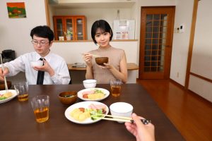 【VR】【8K】下衆な義父に弱みを握られた私は、夫が見ていない隙を狙った時短中出しセックスを執拗に迫られ、抵抗虚しく孕まされました。梅田みなみ