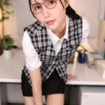 【VR】昼は地味な事務職員、夜はブッ壊れた女王様 軽い気持ちで声を掛けたらロックオン 詰められ、見下され、踏み躙られ… 男の尊厳を奪われ辱められる冷酷淫語調教 藤咲まい