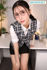 【VR】昼は地味な事務職員、夜はブッ壊れた女王様 軽い気持ちで声を掛けたらロックオン 詰められ、見下され、踏み躙られ… 男の尊厳を奪われ辱められる冷酷淫語調教 藤咲まい