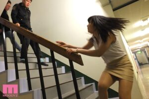 母校に不法侵入して女教師レ×プ 桐谷なお