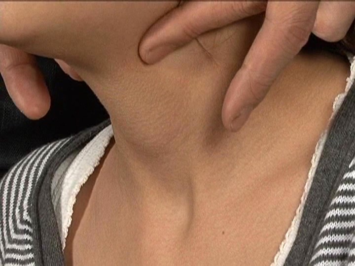 首を吊り上げ絞め喉仏を潰す