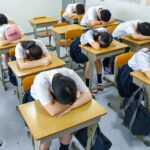 給食費盗んだのは誰だ！？カバンにも机にもない。ブラウスの胸ポケット、スカートのポケットの中にもない。まさかブラの中？…ない！パンツの中にもない。という事は…？男子全員は身の潔白を証明するため自ら全裸になった。今度は女子の番！女子の体を好きなだけまさぐり
