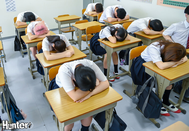 給食費盗んだのは誰だ!?カバンにも机にもない。ブラウスの胸ポケット、スカートのポケットの中にもない。まさかブラの中?…ない!パンツの中にもない。という事は…?男子全員は身の潔白を証明するため自ら全裸になった。今度は女子の番!女子の体を好きなだけまさぐり